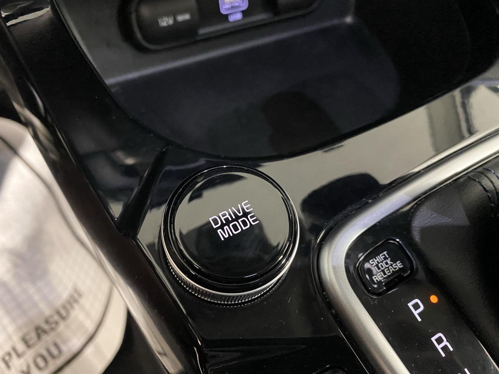 Used 2022 Clear White/Black Roof Kia S image 14