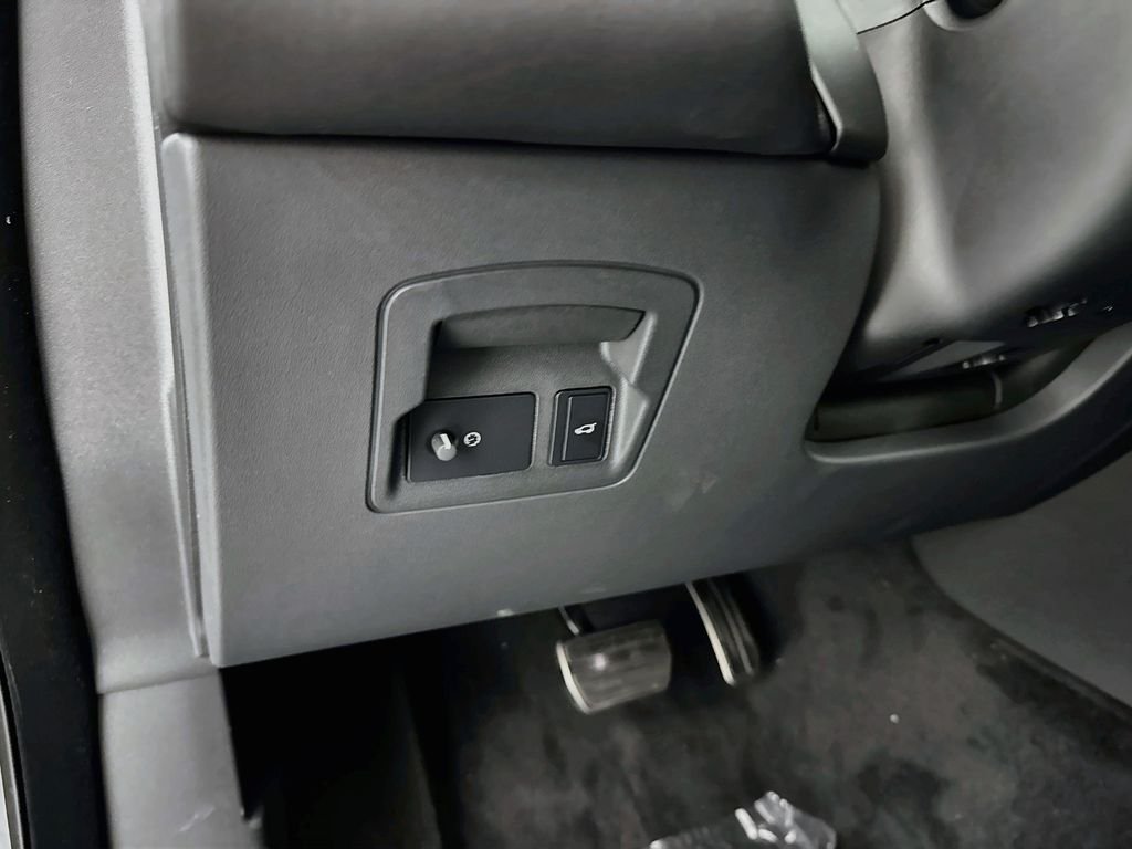 New 2026 Santorini Black Land Rover Belgravia Edition image 10