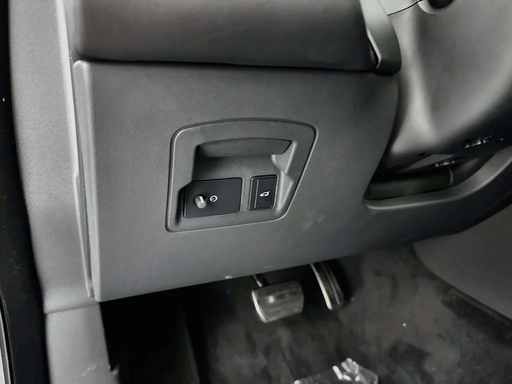 New 2026 Santorini Black Land Rover Belgravia Edition image 10