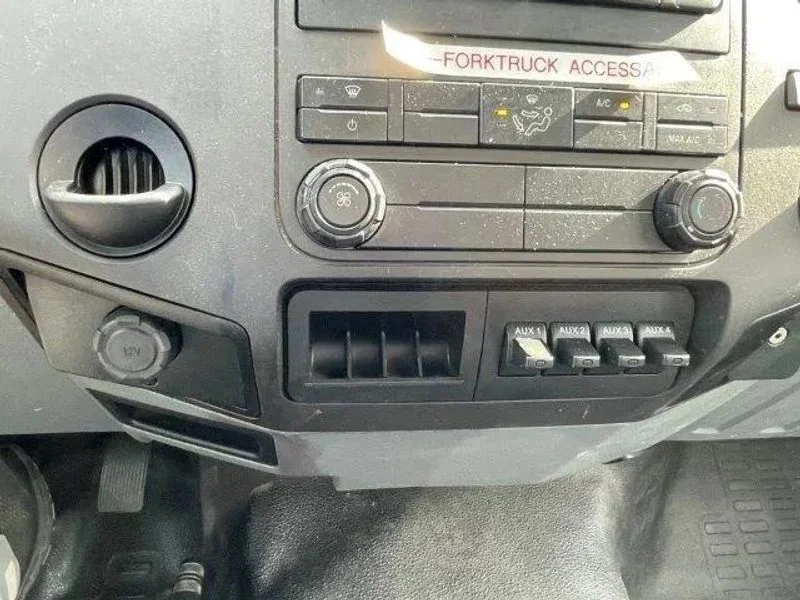 2015 Ford F-650 - Photo 13