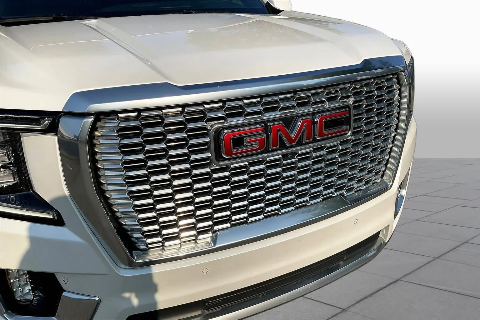 Used 2024 White Frost Tricoat GMC Denali image 30