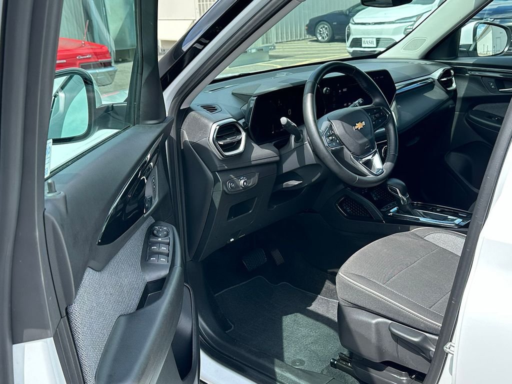Used 2025 White Chevrolet LT image 18