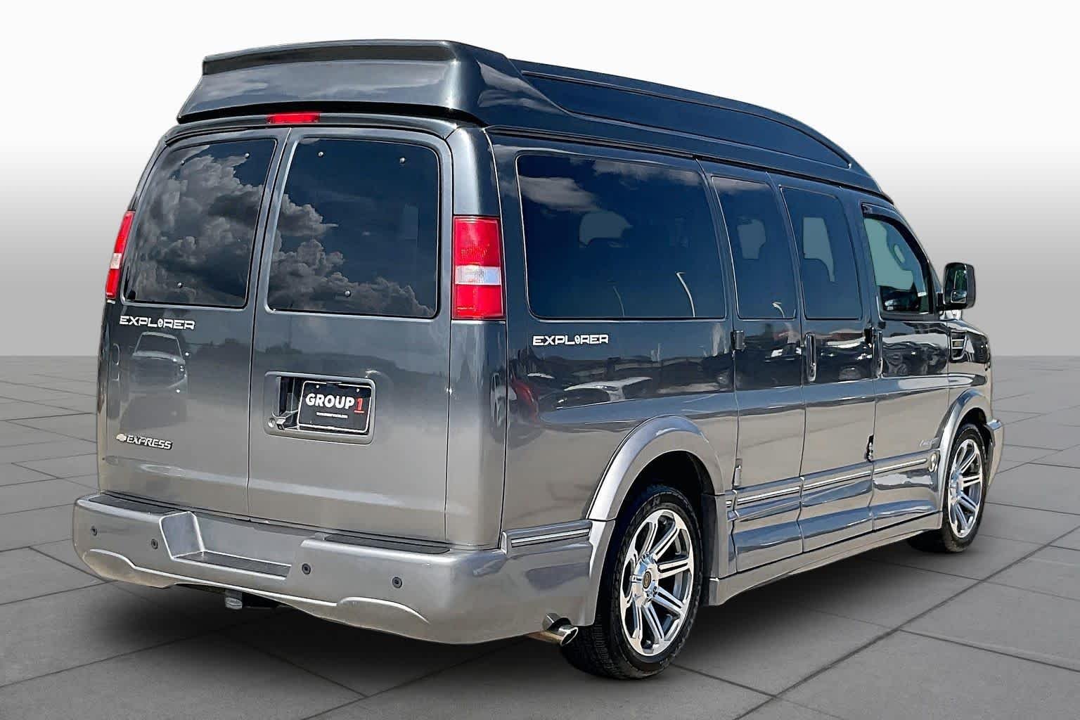 Used 2017 Cyber Gray Metallic Chevrolet  image 11
