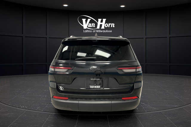 Used 2024 Diamond Black Crystal Pearlcoat Jeep Limited image 6