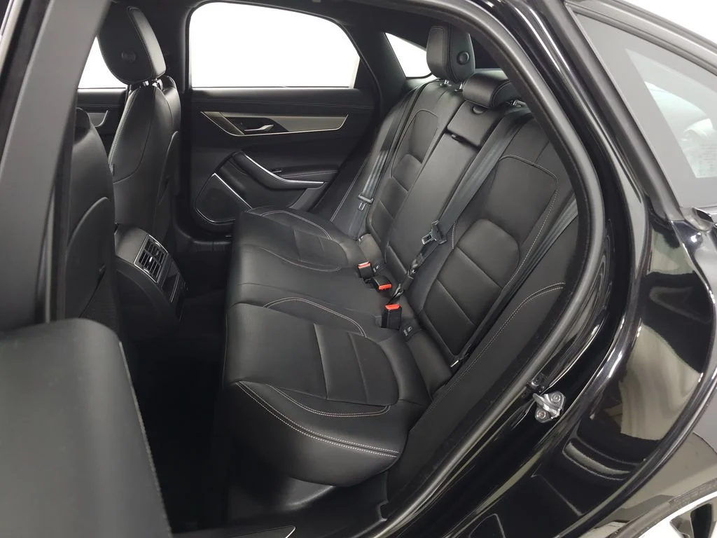 Used 2022  Jaguar R-Dynamic SE image 36