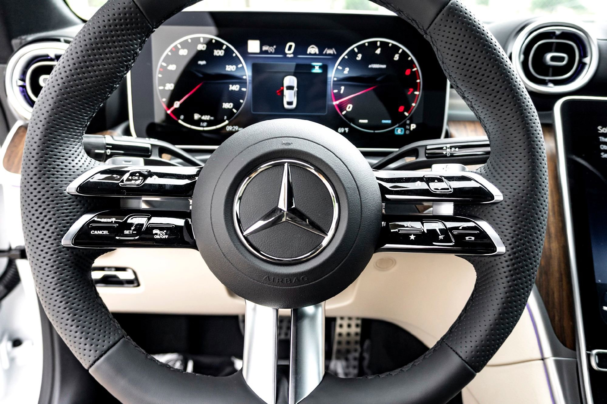 New 2026 MANUFAKTUR Moonlight White Metallic Mercedes-Benz CLE 450 image 12