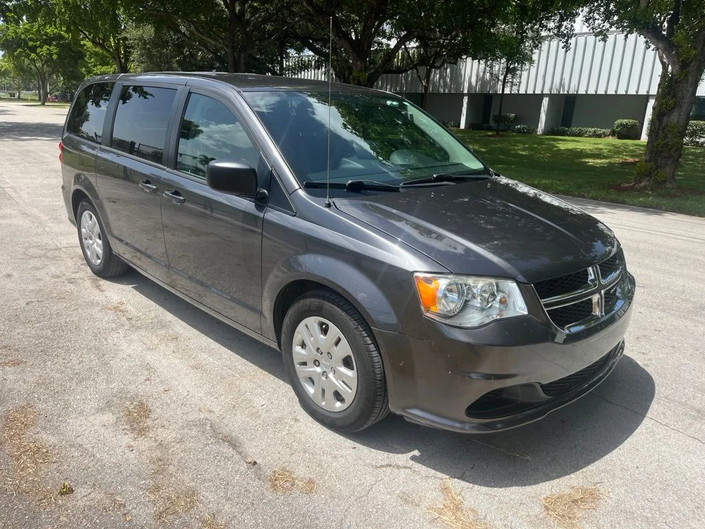 Used 2018 Granite Crystal Metallic Clearcoat Dodge SE image 2