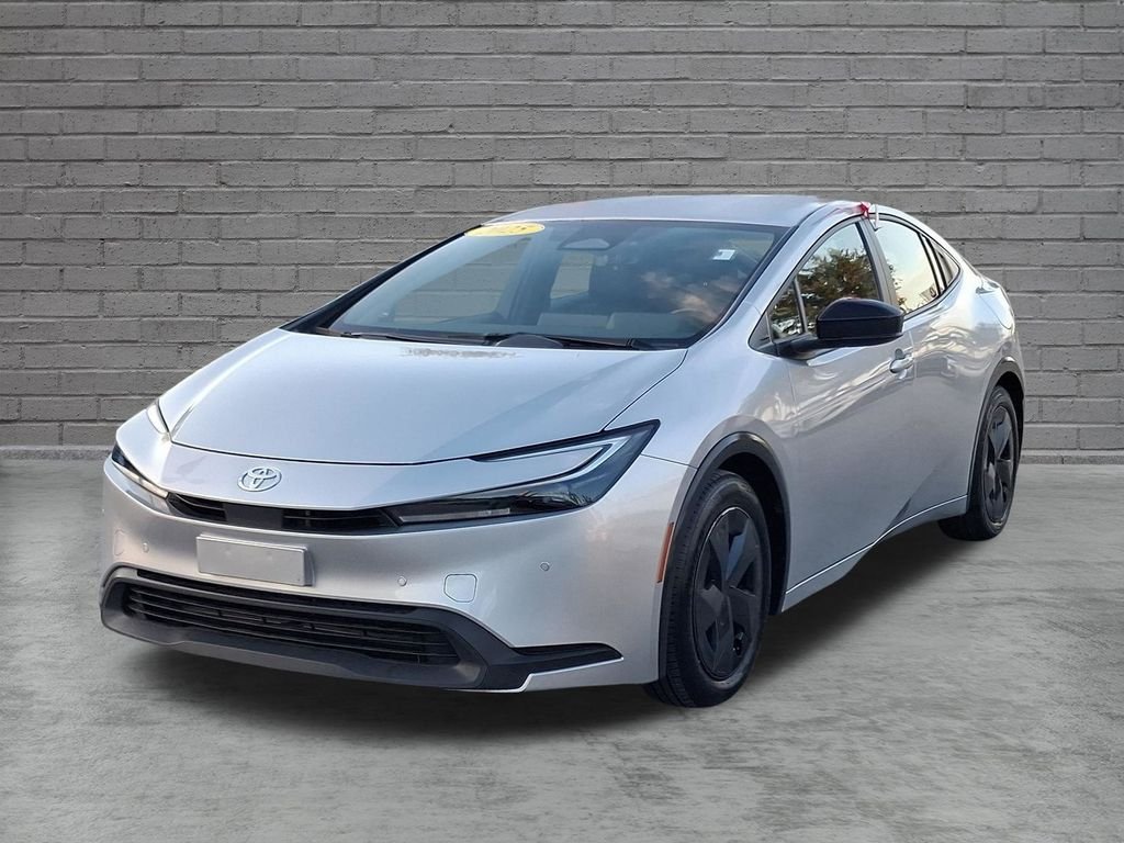 Used 2025  Toyota LE image 3