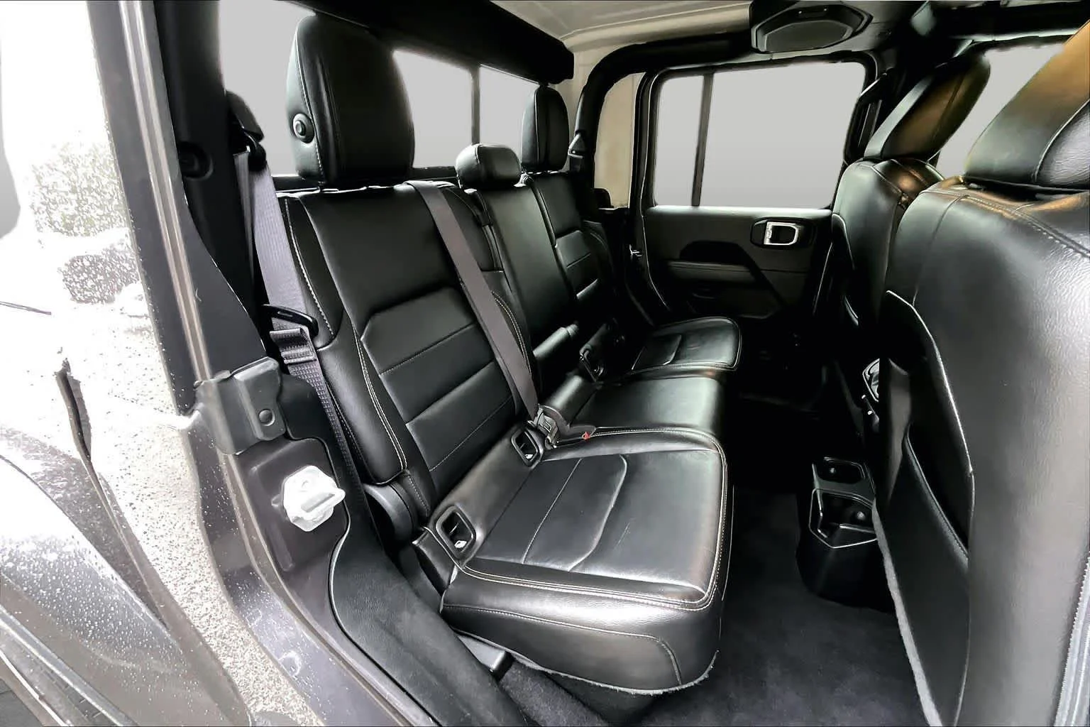 Used 2020 Granite Crystal Metallic Clearcoat Jeep Overland image 18