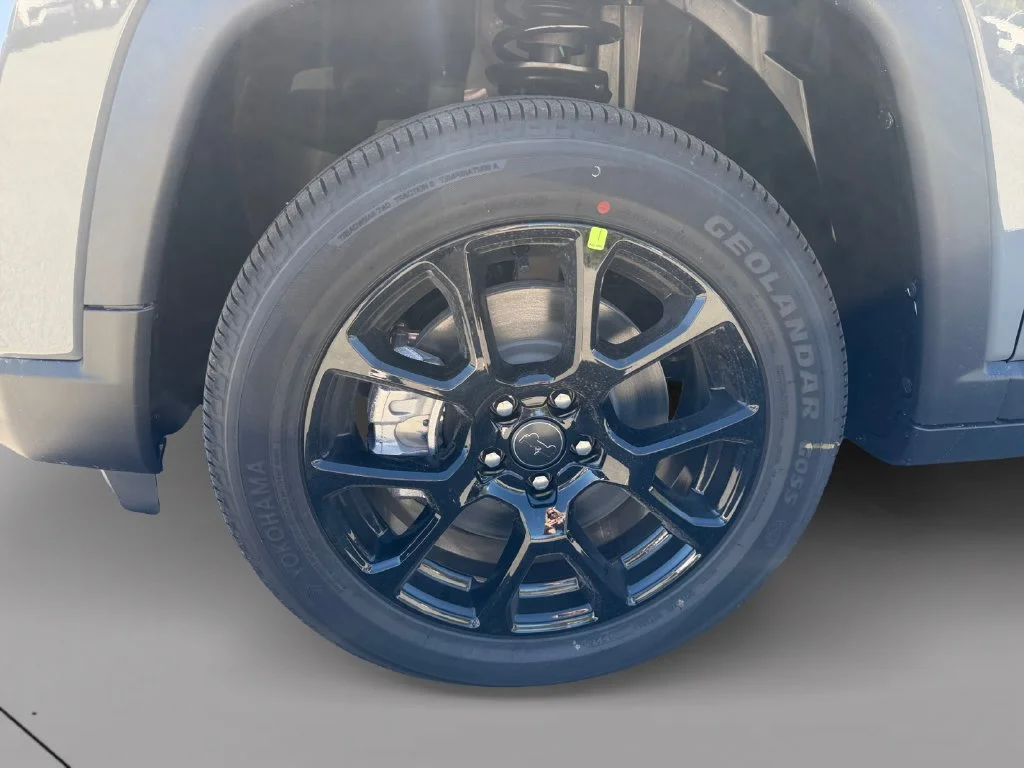 New 2026 Sting-Gray Clear-Coat Exterior Paint Jeep Latitude image 9