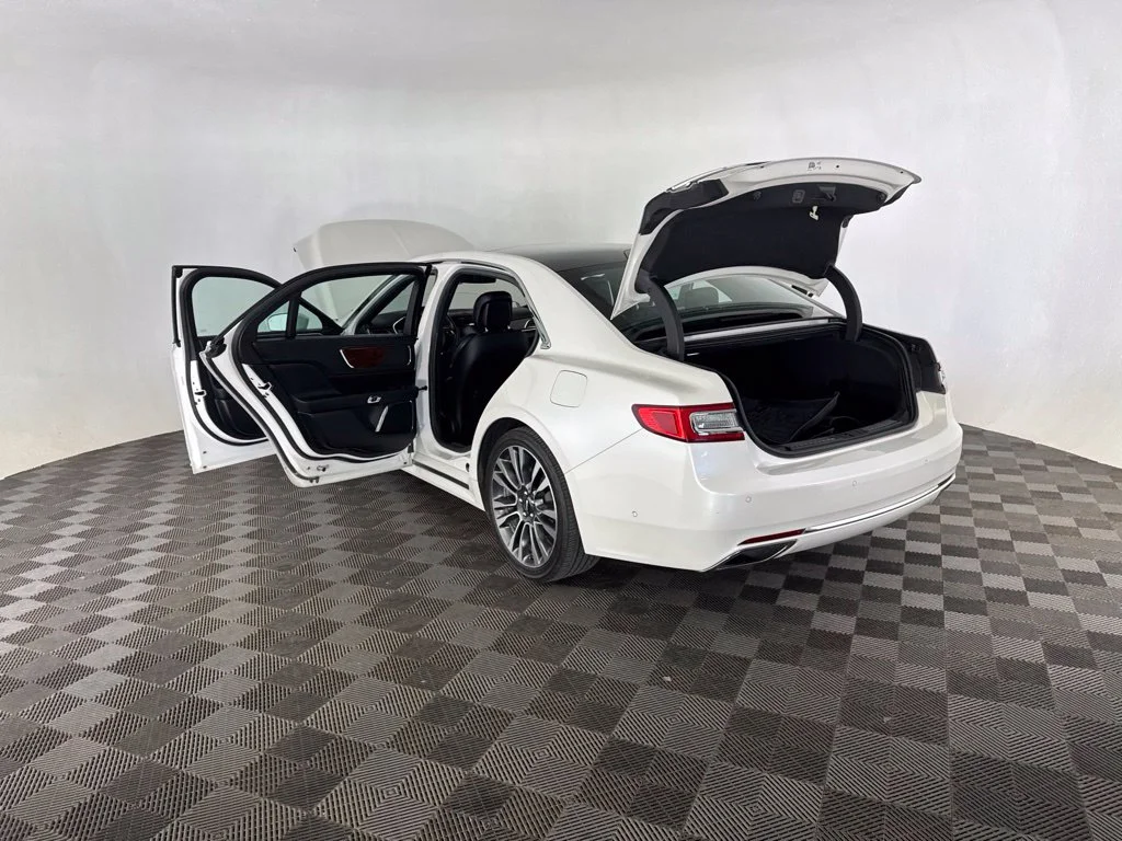 Used 2018 White Lincoln Select image 18
