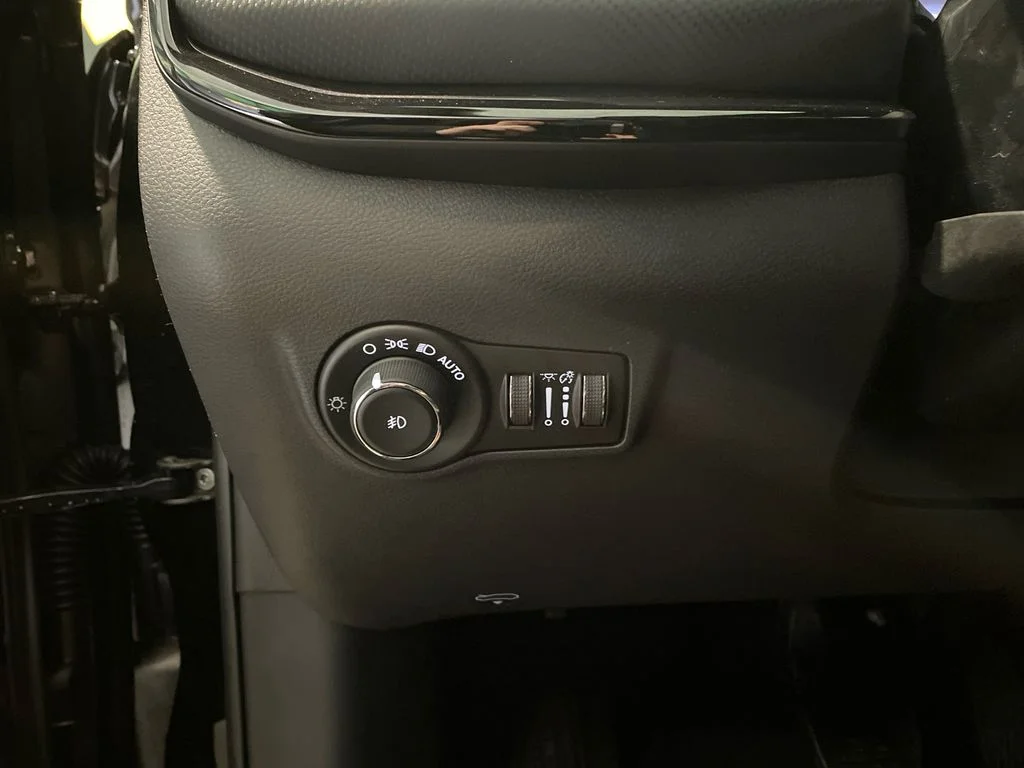 New 2026 Diamond Black Crystal Pearl-Coat Exterior Paint Jeep Latitude Altitude image 12