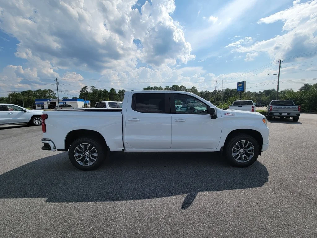 New 2026 Summit White Chevrolet RST image 7