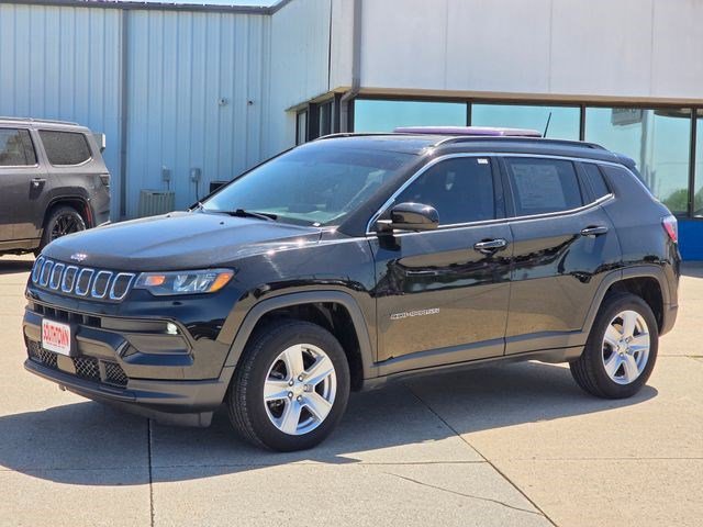 Certified Used 2022 Diamond Black Crystal Pearlcoat Jeep Latitude image 3