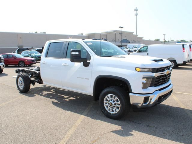 New 2026 Summit White Chevrolet LT image 4