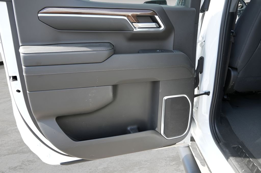 Used 2024 Summit White Chevrolet RST image 14