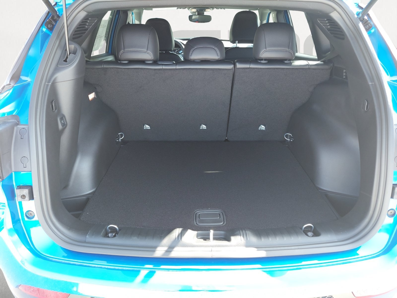 New 2026 Hydro Blue Pearlcoat Jeep Latitude Altitude image 12