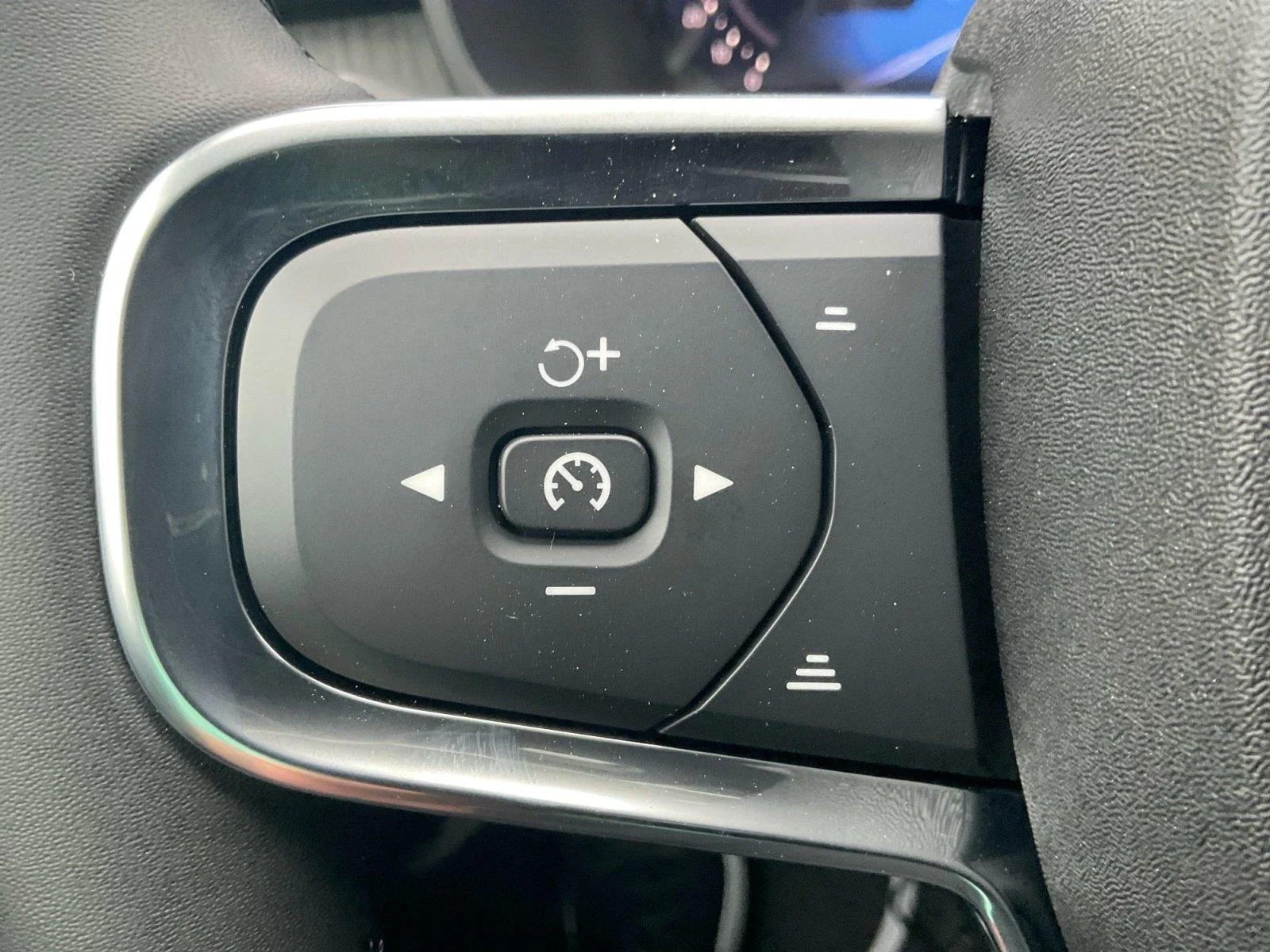 New 2026 Vapour Grey Metallic Volvo Core image 26