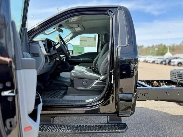 2025 Ford F-350 Super Duty Chassis Cab XL - Photo 11