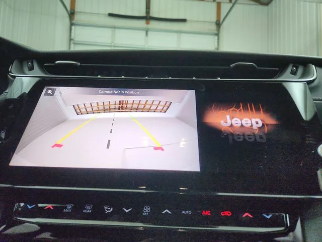 New 2026 Bright White Clear-Coat Exterior Paint Jeep Altitude image 31