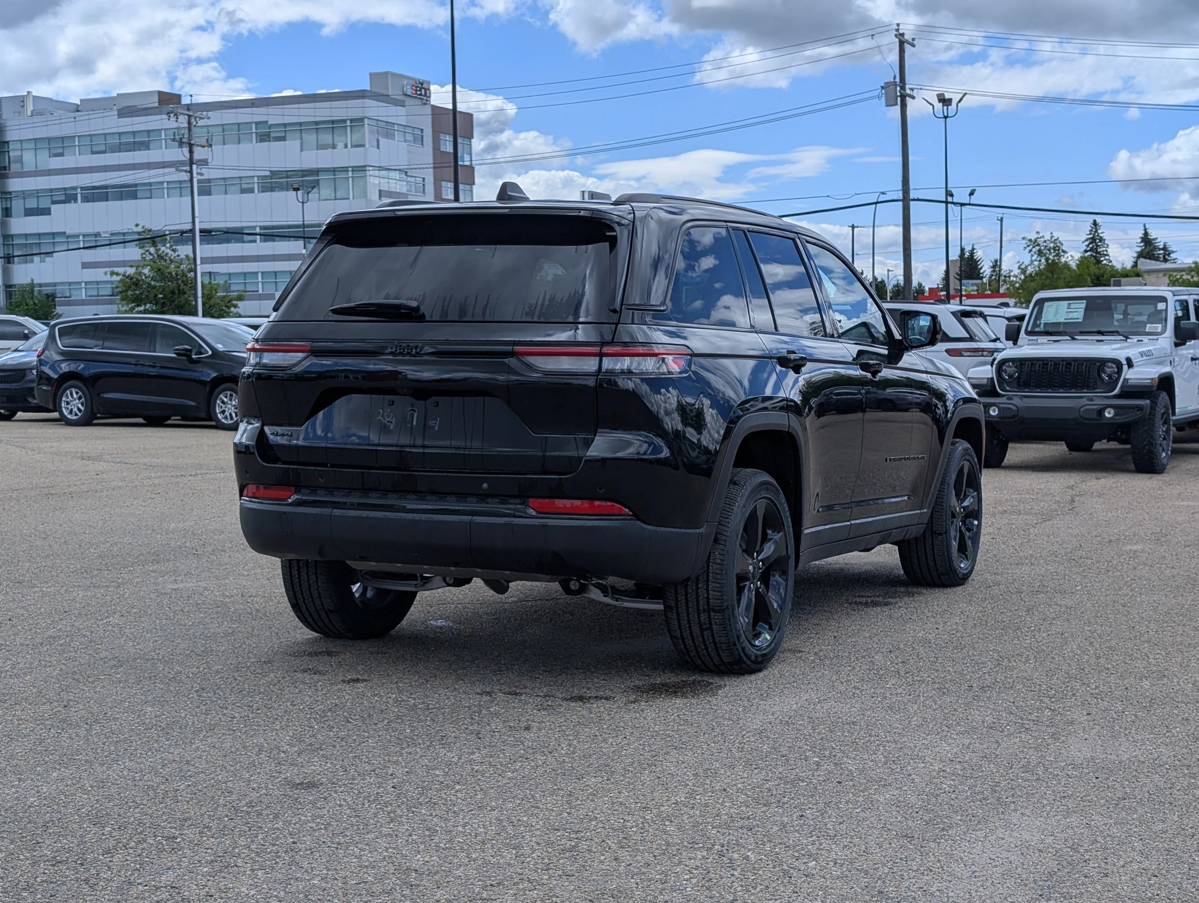 New 2025 Diamond Black Crystal Pearl Jeep Altitude image 7