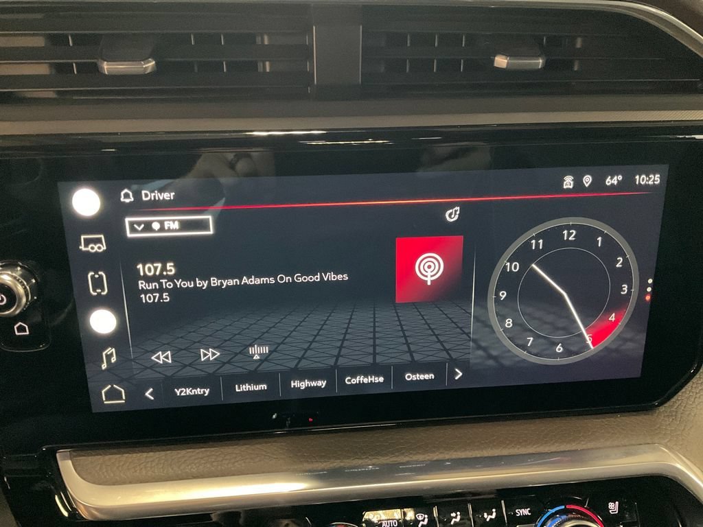Used 2022 White Frost Tricoat GMC Denali image 20