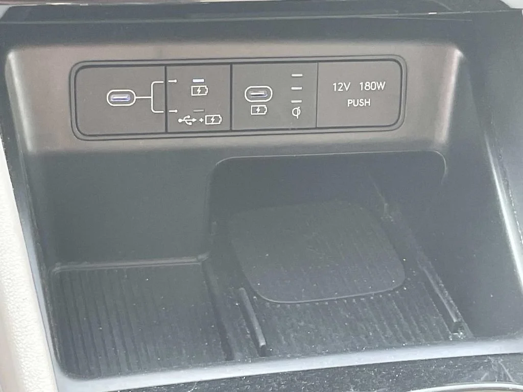 Used 2025  Hyundai SEL image 19