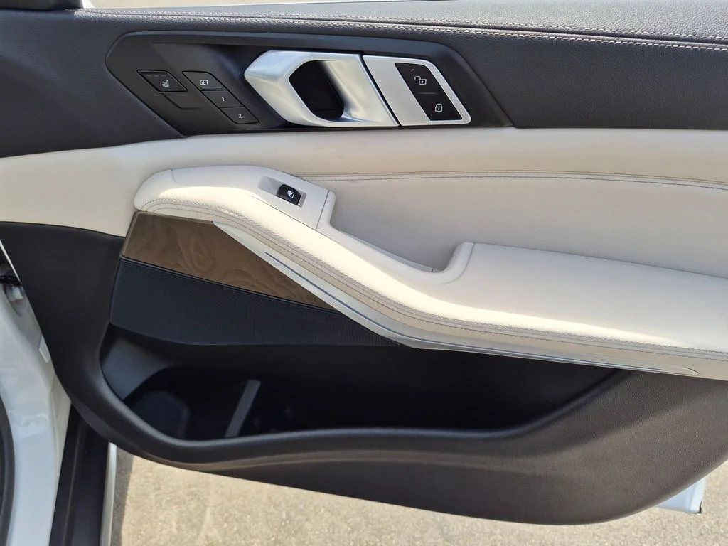 Used 2021 White BMW sDrive40i image 18