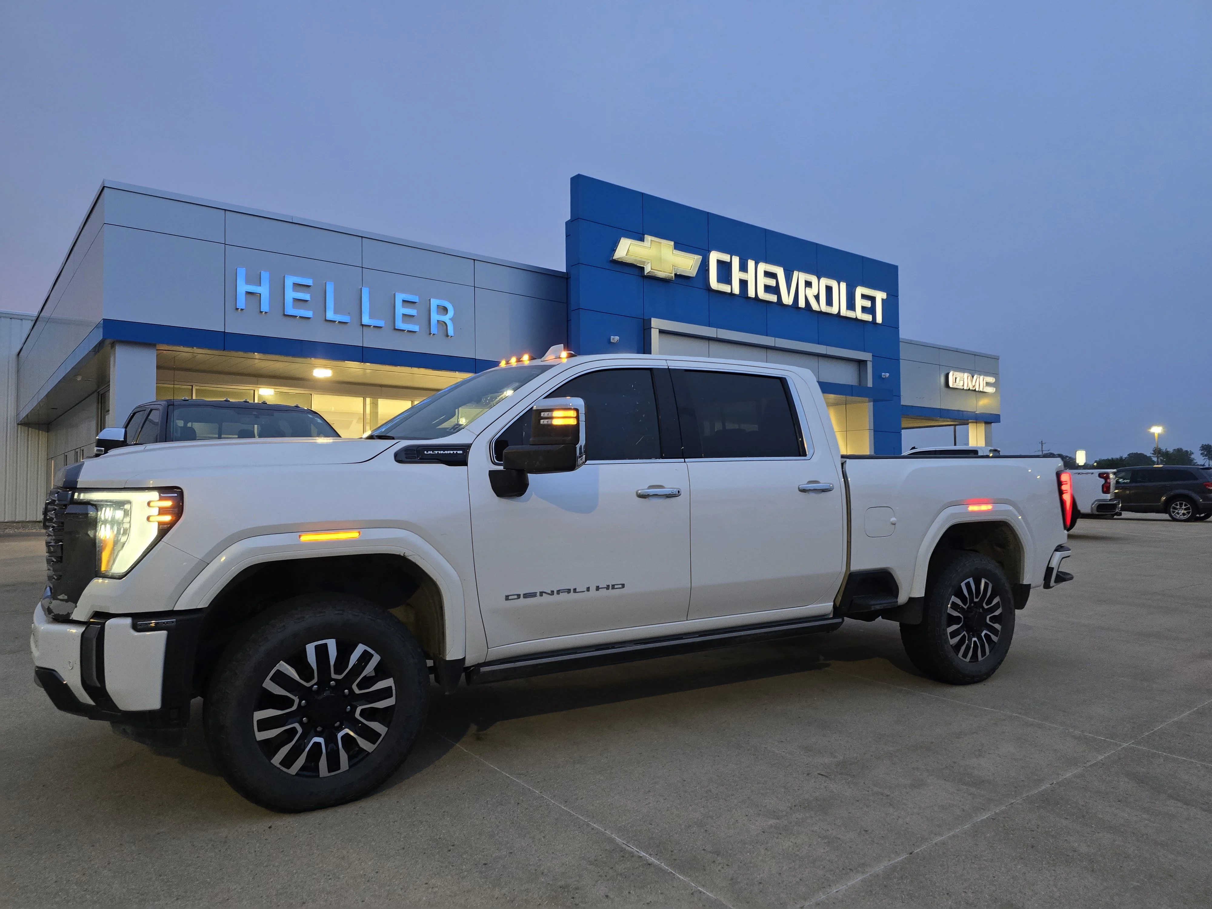Used 2024 White Frost Tricoat GMC Denali Ultimate image 3