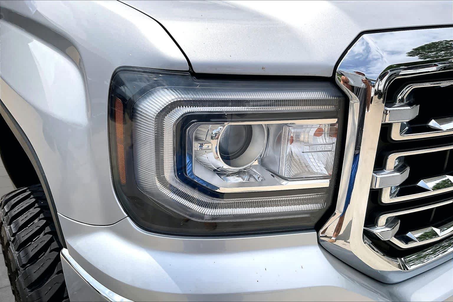 Used 2018 Quicksilver Metallic GMC SLT image 27