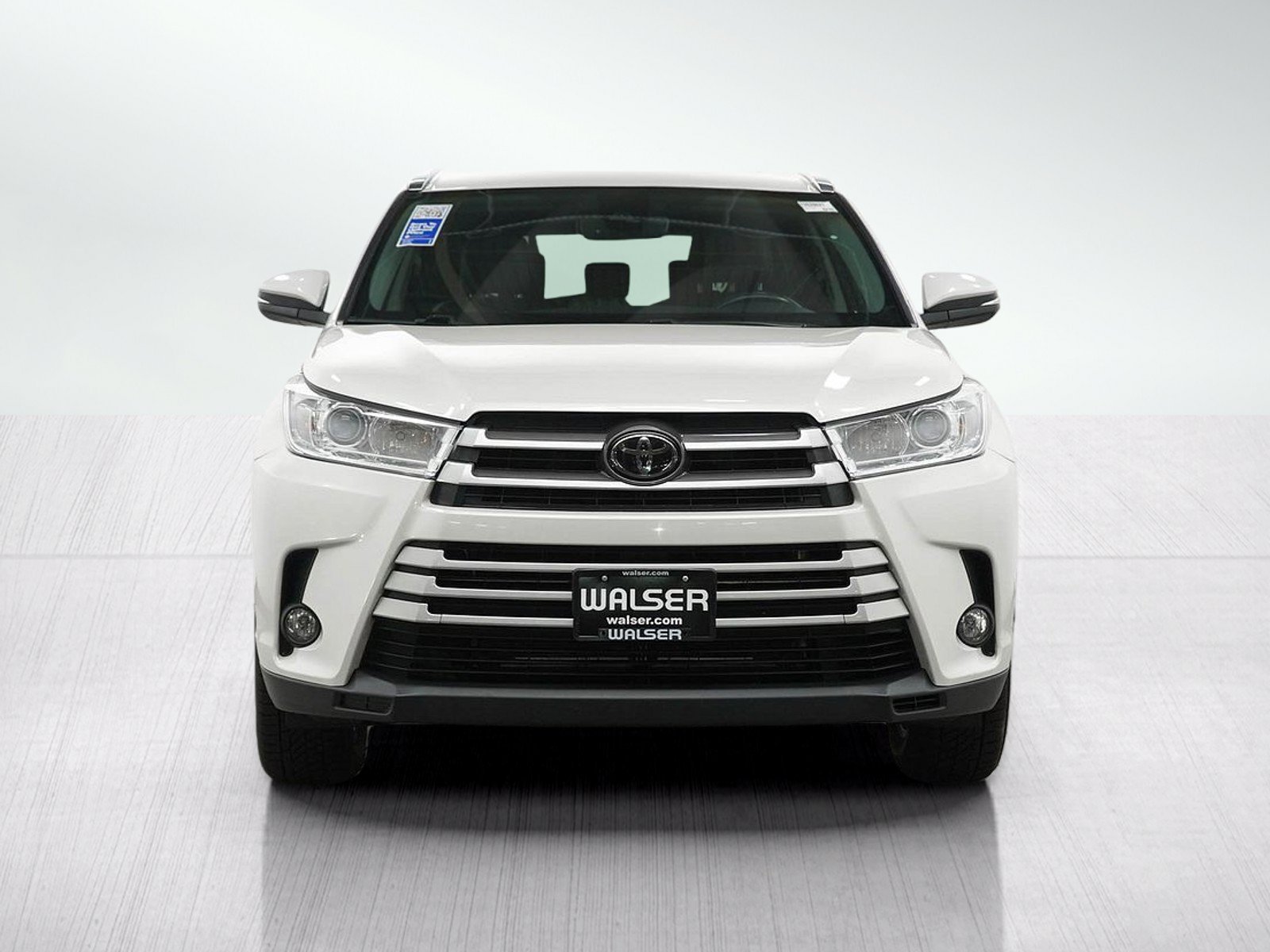 Used 2018 Blizzard Pearl Toyota Xle image 9