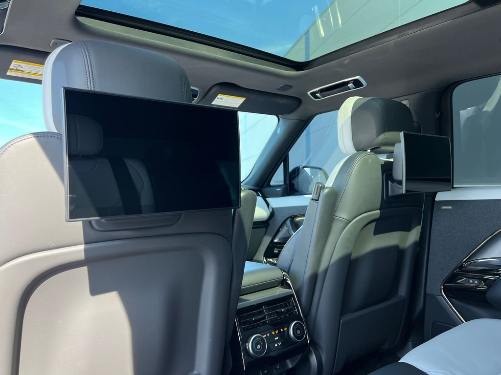Used 2023  Land Rover SE Dynamic image 24