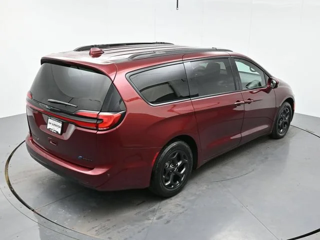 Used 2021 Velvet Red Pearlc Chrysler Hybrid Limited image 38