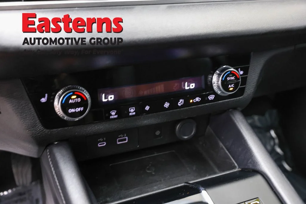 Used 2023 Silver Mitsubishi SE image 19