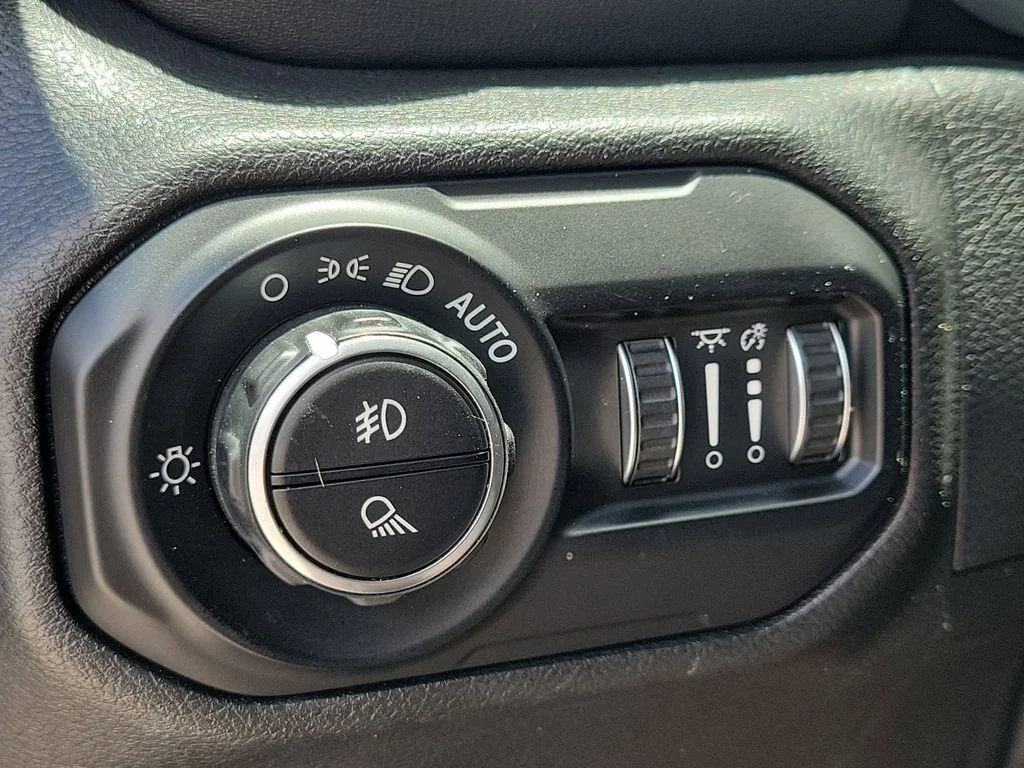Used 2021 Black Clearcoat Jeep Overland image 28