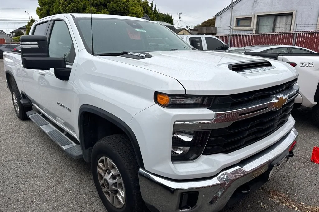 Used 2025 White Chevrolet LT image 2