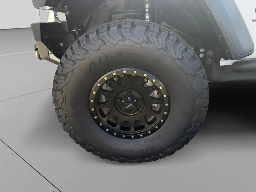 New 2026 Bright White Clear-Coat Exterior Paint Jeep Black Widow image 9