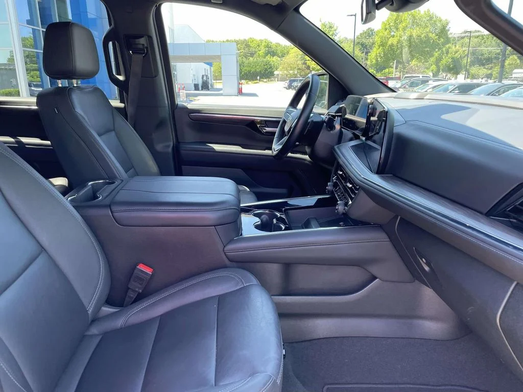 Used 2025 Black Chevrolet Z71 image 9