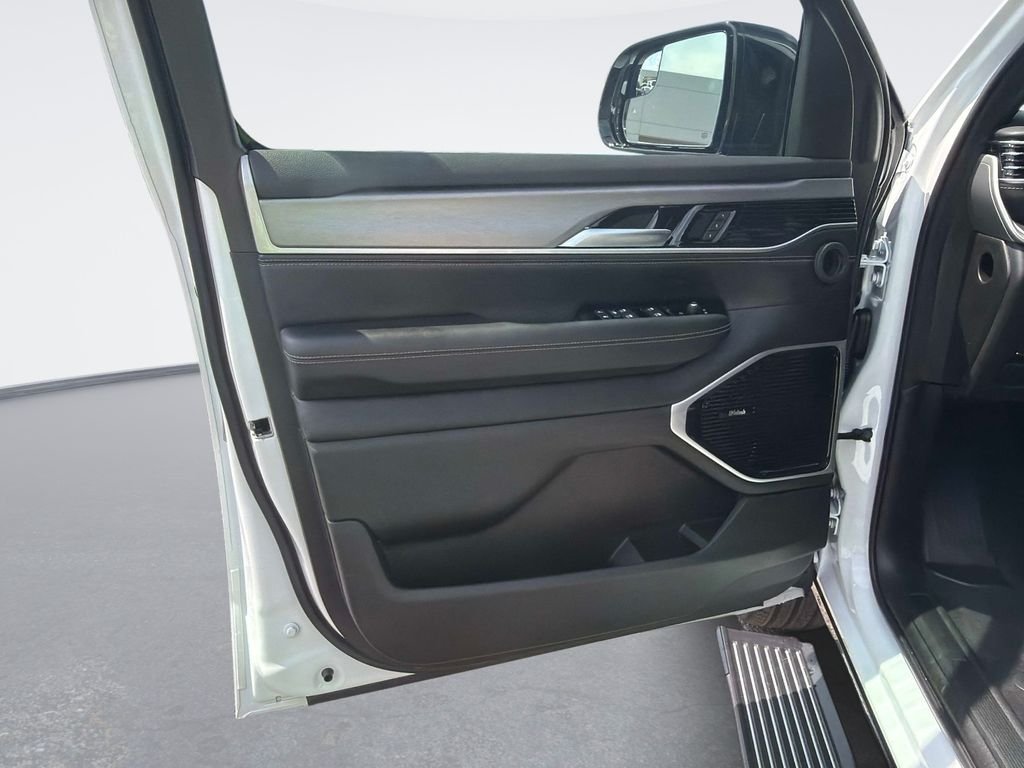 New 2026 Bright White Clear-Coat Exterior Paint Jeep Limited image 17