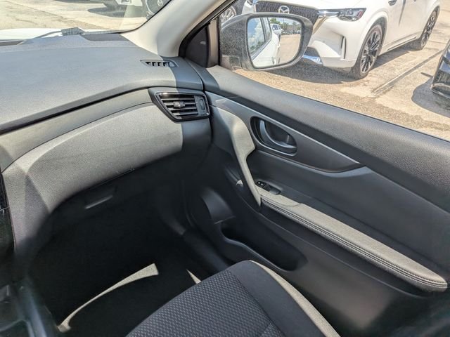 Used 2018 White Nissan S image 17