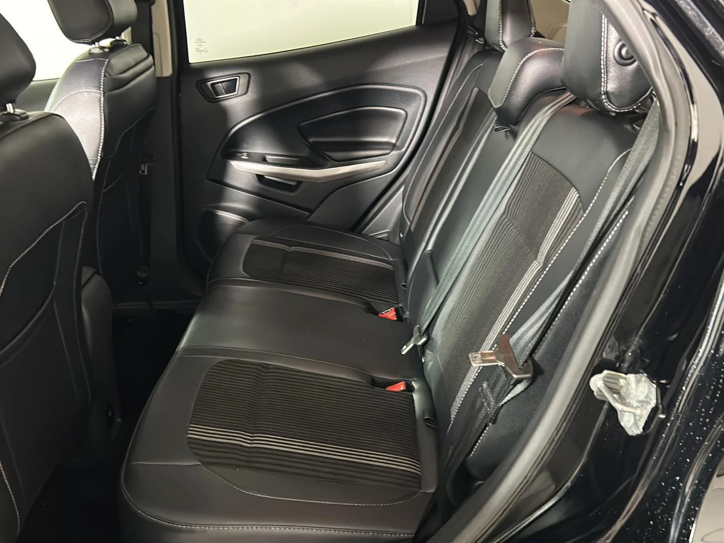 Used 2019 Shadow Black Ford SES image 25