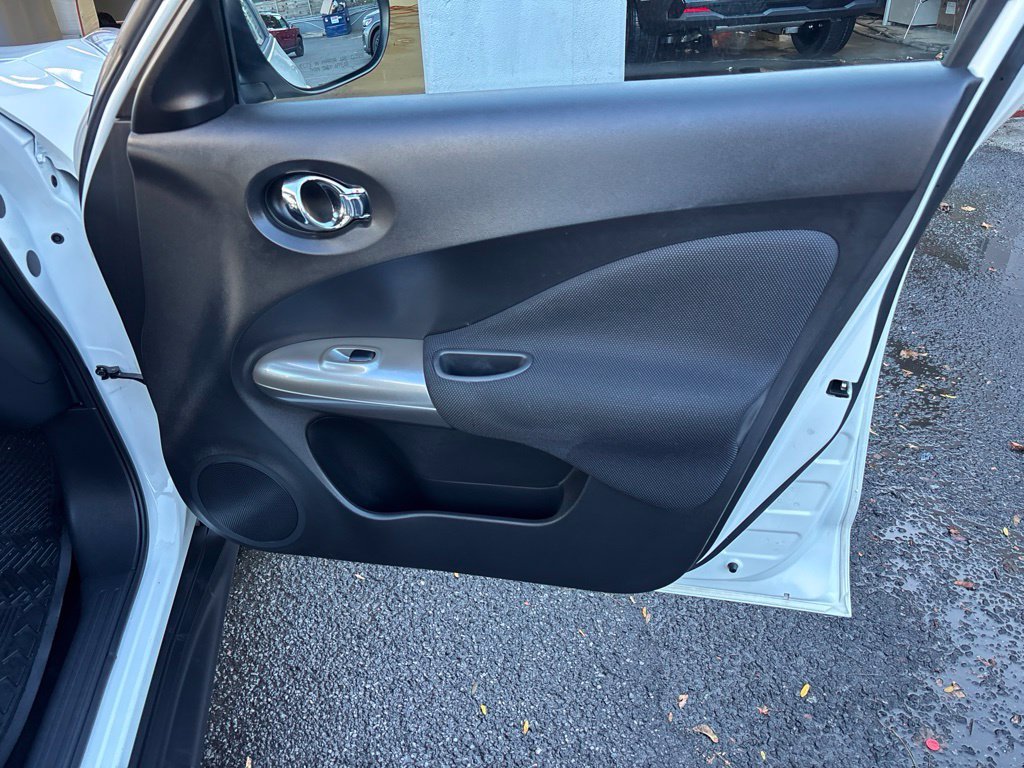 Used 2014 White Nissan S image 25