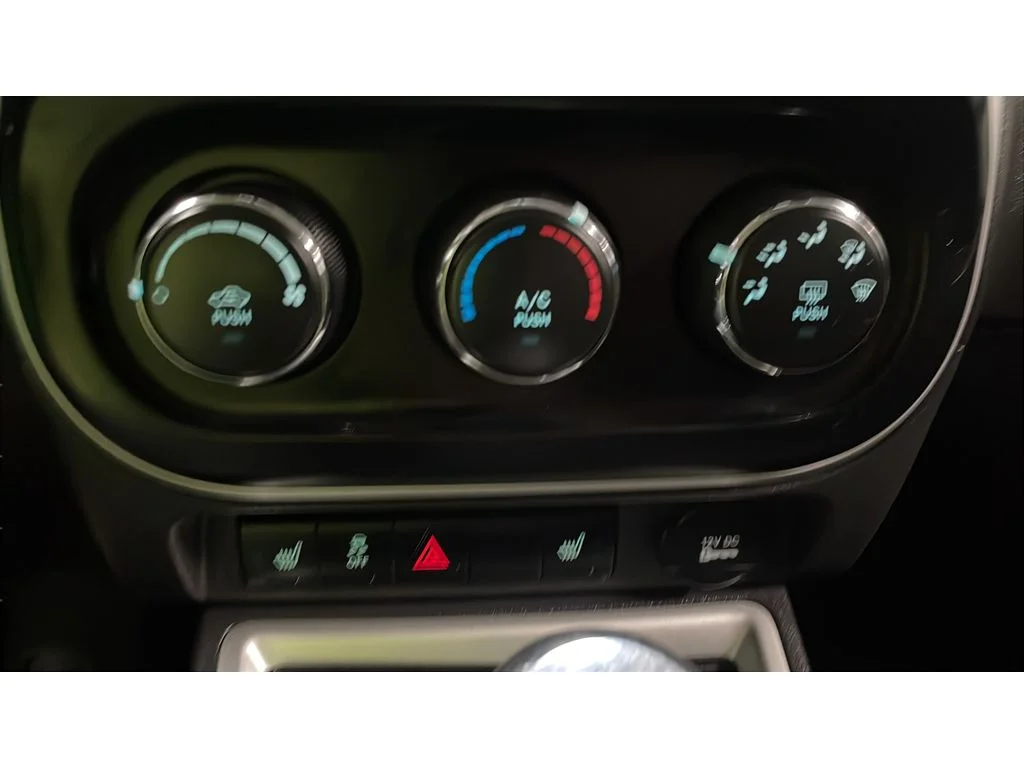 Used 2017 Granite Crystal Clearcoat Metallic Jeep Latitude image 14