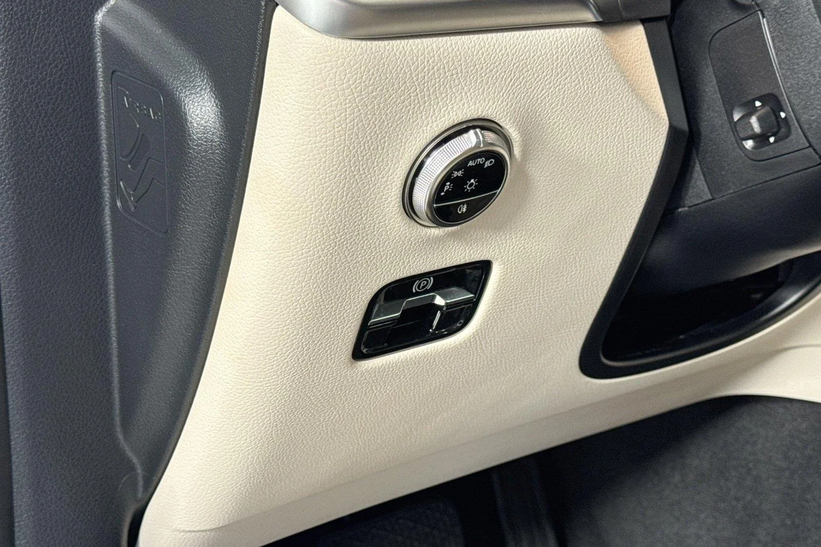 Used 2025 Polar White Mercedes-Benz GLC 300 image 10