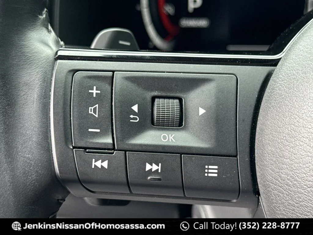 Used 2023 White Nissan Platinum image 43