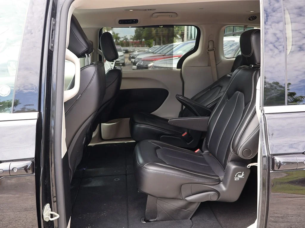 Used 2023 Black Chrysler Touring L image 30