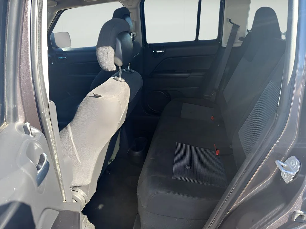 Used 2015 Granite Crystal Metallic Clearcoat Jeep Latitude image 17