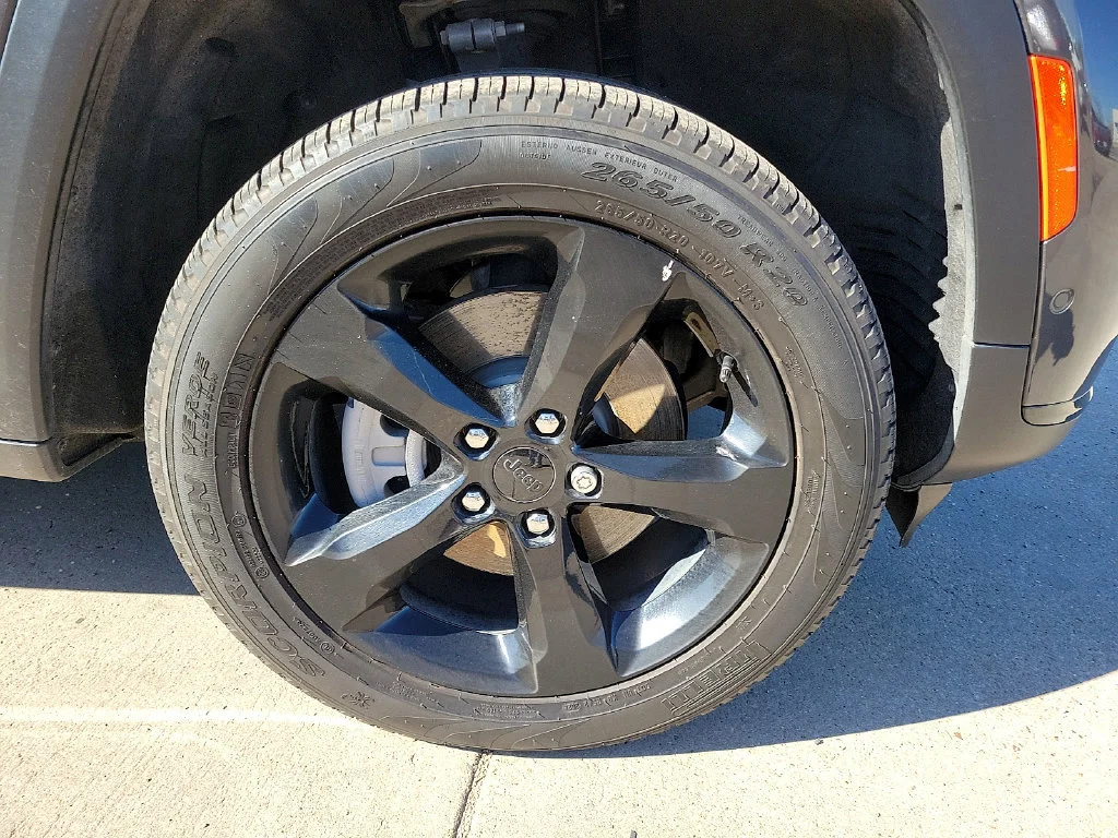 Used 2025  Jeep Limited image 15