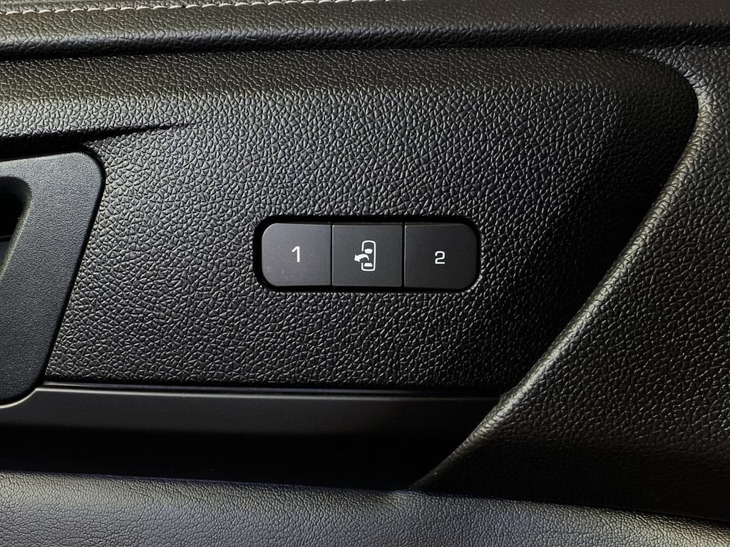 Used 2016 IRIDESCENT PEARL TRICOAT Chevrolet LTZ image 19
