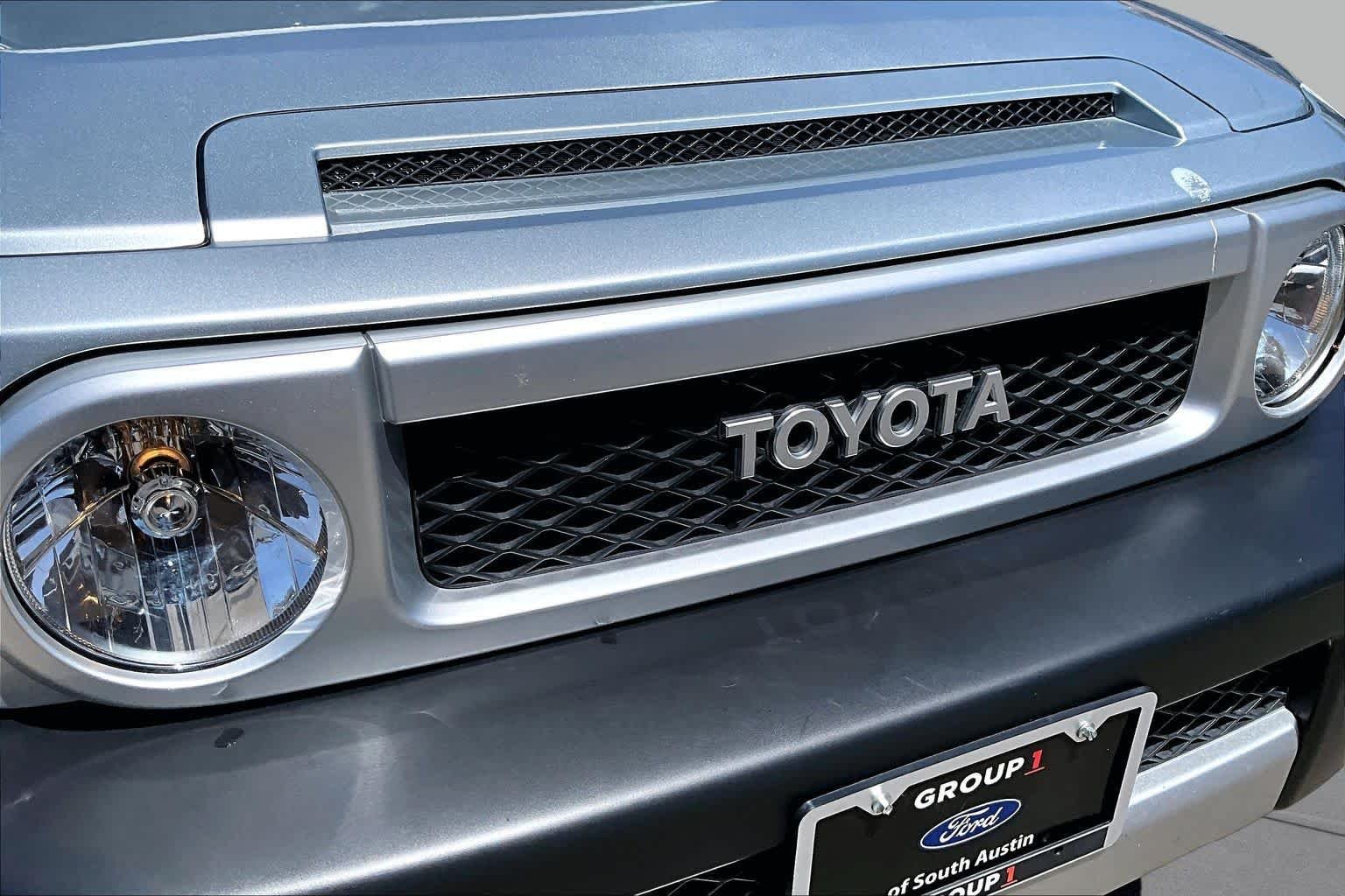 Used 2008 White / Titanium Metallic Toyota  image 29